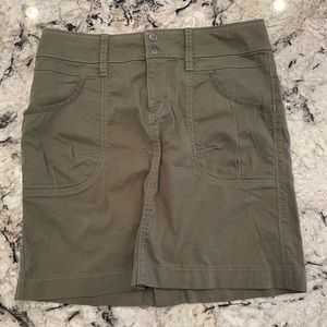 Athleta olive green women’s skirt. Size 8.